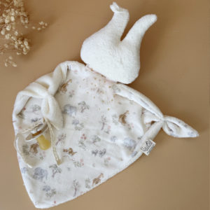 Offrez à votre bébé un compagnon de douceur avec ce magnifique doudou lange en forme de lapin, confectionné en 100% coton avec notre micro éponge écrue et un doux motif printanier en gaze de coton. Ce doudou, aussi mignon que réconfortant, deviendra vite l’allié idéal des moments câlins et des siestes. son petit plus : un lien attache tétine ! 
