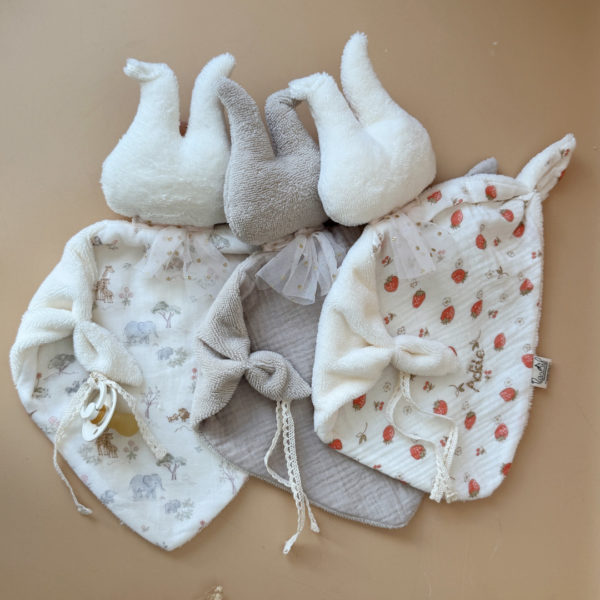 Offrez à votre bébé un compagnon de douceur avec ce magnifique doudou lange en forme de lapin, confectionné en 100% coton avec notre micro éponge écrue et un doux motif printanier en gaze de coton. Ce doudou, aussi mignon que réconfortant, deviendra vite l’allié idéal des moments câlins et des siestes. son petit plus : un lien attache tétine ! 