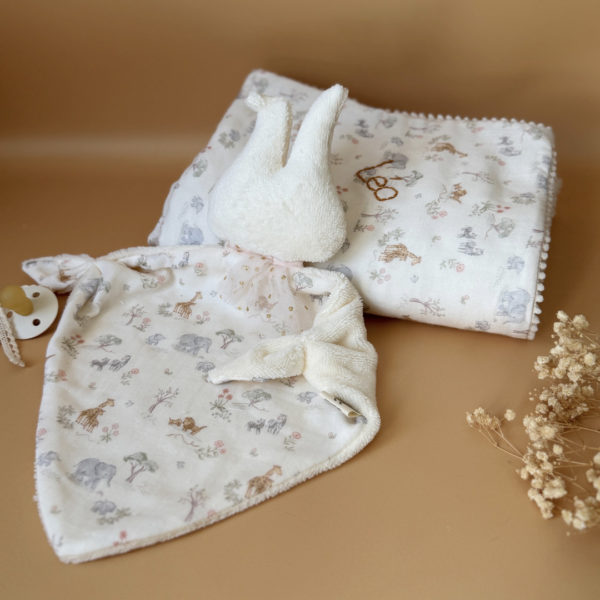 Offrez à votre bébé un compagnon de douceur avec ce magnifique doudou lange en forme de lapin, confectionné en 100% coton avec notre micro éponge écrue et un doux motif printanier en gaze de coton. Ce doudou, aussi mignon que réconfortant, deviendra vite l’allié idéal des moments câlins et des siestes. son petit plus : un lien attache tétine ! 