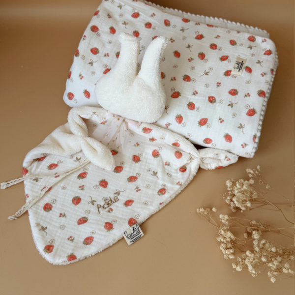 Offrez à votre bébé un compagnon de douceur avec ce magnifique doudou lange en forme de lapin, confectionné en 100% coton avec notre micro éponge écrue et un doux motif printanier en gaze de coton. Ce doudou, aussi mignon que réconfortant, deviendra vite l’allié idéal des moments câlins et des siestes. son petit plus : un lien attache tétine ! 