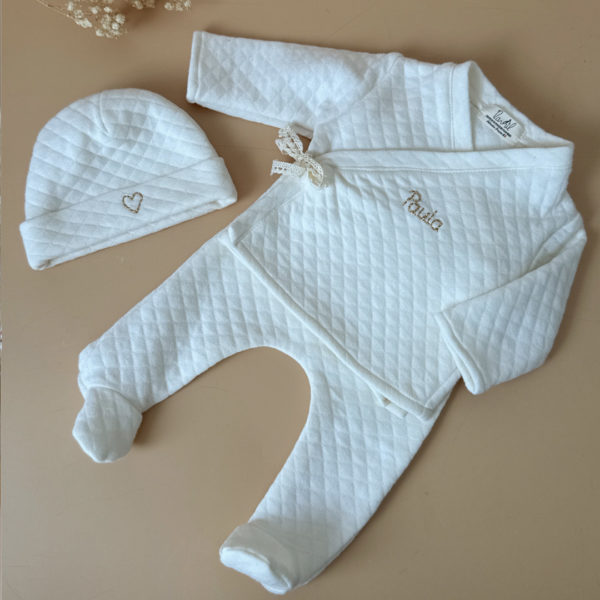 Offrez à votre bébé un premier vêtement doux, élégant et entièrement fabriqué en France avec cet adorable ensemble de naissance en coton matelassé écru. Composé d’une brassière croisée et d’un pantalon assorti, cet ensemble enveloppe bébé de confort dès ses premiers jours.