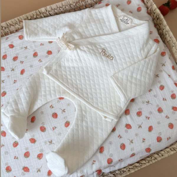 Offrez à votre bébé un premier vêtement doux, élégant et entièrement fabriqué en France avec cet adorable ensemble de naissance en coton matelassé écru. Composé d’une brassière croisée et d’un pantalon assorti, cet ensemble enveloppe bébé de confort dès ses premiers jours.