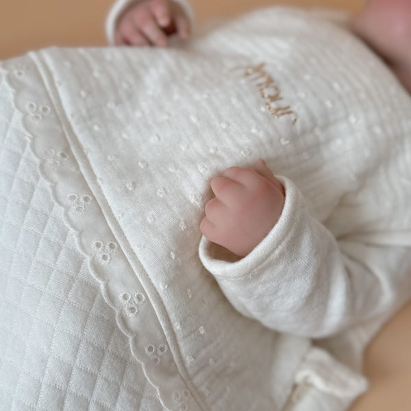 Apportez confort et style à votre bébé durant la saison printemps/été avec cette magnifique gigoteuse, idéale pour des nuits douces et bien au chaud. Équivalent TOG 2 pour des chambres entre 18°C et 22°C. Parfait pour les mois de mai à début septembre. Un joli petit coeur doré surplombe la broderie du prénom de votre choix.