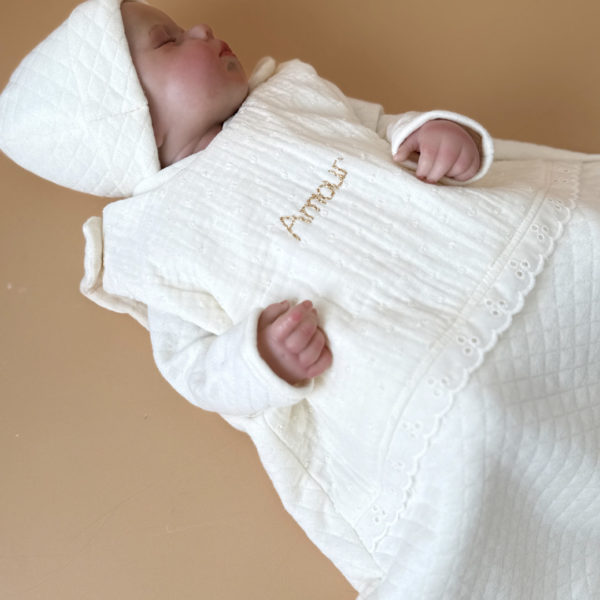 Apportez confort et style à votre bébé durant la saison printemps/été avec cette magnifique gigoteuse, idéale pour des nuits douces et bien au chaud. Équivalent TOG 2 pour des chambres entre 18°C et 22°C. Parfait pour les mois de mai à début septembre. Un joli petit coeur doré surplombe la broderie du prénom de votre choix.