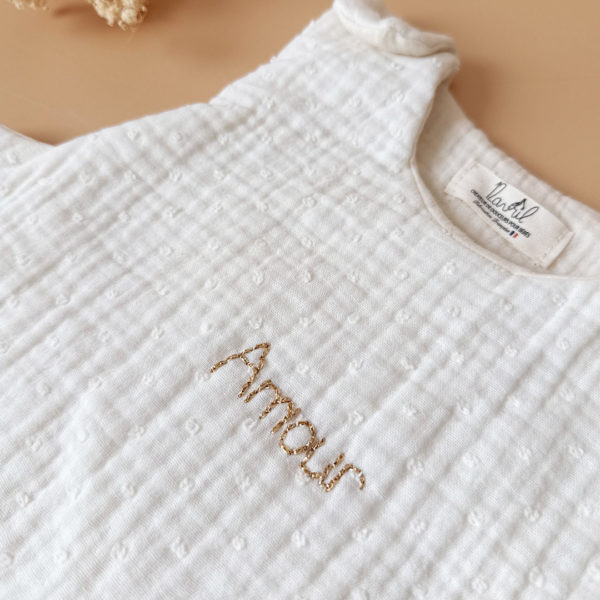 Apportez confort et style à votre bébé durant la saison printemps/été avec cette magnifique gigoteuse, idéale pour des nuits douces et bien au chaud. Équivalent TOG 2 pour des chambres entre 18°C et 22°C. Parfait pour les mois de mai à début septembre. Un joli petit coeur doré surplombe la broderie du prénom de votre choix.