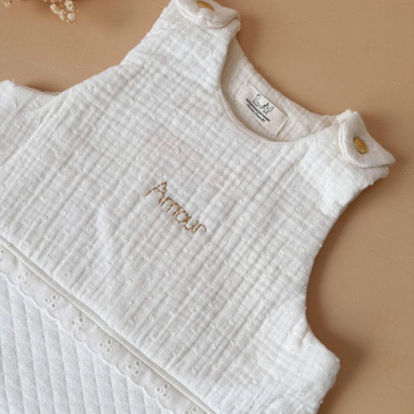 Apportez confort et style à votre bébé durant la saison printemps/été avec cette magnifique gigoteuse, idéale pour des nuits douces et bien au chaud. Équivalent TOG 2 pour des chambres entre 18°C et 22°C. Parfait pour les mois de mai à début septembre. Un joli petit coeur doré surplombe la broderie du prénom de votre choix.