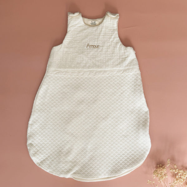 Apportez confort et style à votre bébé durant la saison printemps/été avec cette magnifique gigoteuse, idéale pour des nuits douces et bien au chaud. Équivalent TOG 2 pour des chambres entre 18°C et 22°C. Parfait pour les mois de mai à début septembre. Un joli petit coeur doré surplombe la broderie du prénom de votre choix.