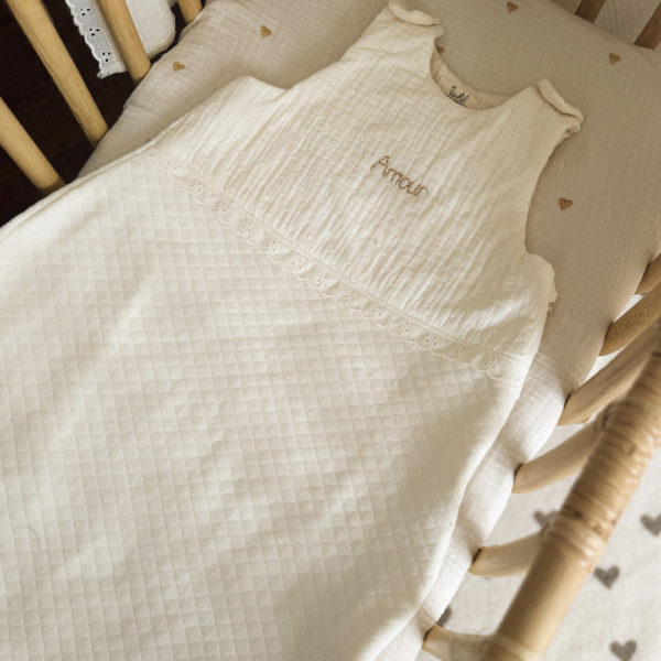 Apportez confort et style à votre bébé durant la saison printemps/été avec cette magnifique gigoteuse, idéale pour des nuits douces et bien au chaud. Équivalent TOG 2 pour des chambres entre 18°C et 22°C. Parfait pour les mois de mai à début septembre. Un joli petit coeur doré surplombe la broderie du prénom de votre choix.