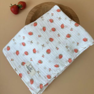 Découvrez le parfait compagnon de douceur pour votre bébé : notre maxi lange en 100% gaze de coton Oekotex, orné de doux imprimés acidulés. Conçu avec soin pour offrir le confort ultime à votre tout-petit, ce lange polyvalent promet une douceur incomparable tout en garantissant la sécurité de la peau délicate de bébé. Avec ses dimensions généreuses, ce lange devient un outil indispensable pour le changement de bébé, offrant une surface ample et délicate pour prendre soin de votre bébé avec tendresse. Mais ce n'est pas tout - sa taille généreuse en fait également un accessoire idéal pour vous couvrir lors des moments de câlin ou d'allaitement avec votre bébé, vous procurant une sensation de confort et de sécurité à chaque instant.