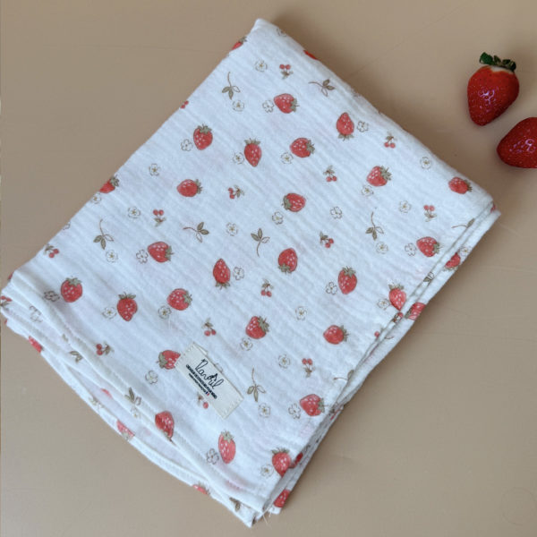 Découvrez le parfait compagnon de douceur pour votre bébé : notre maxi lange en 100% gaze de coton Oekotex, orné de doux imprimés acidulés. Conçu avec soin pour offrir le confort ultime à votre tout-petit, ce lange polyvalent promet une douceur incomparable tout en garantissant la sécurité de la peau délicate de bébé. Avec ses dimensions généreuses, ce lange devient un outil indispensable pour le changement de bébé, offrant une surface ample et délicate pour prendre soin de votre bébé avec tendresse. Mais ce n'est pas tout - sa taille généreuse en fait également un accessoire idéal pour vous couvrir lors des moments de câlin ou d'allaitement avec votre bébé, vous procurant une sensation de confort et de sécurité à chaque instant.