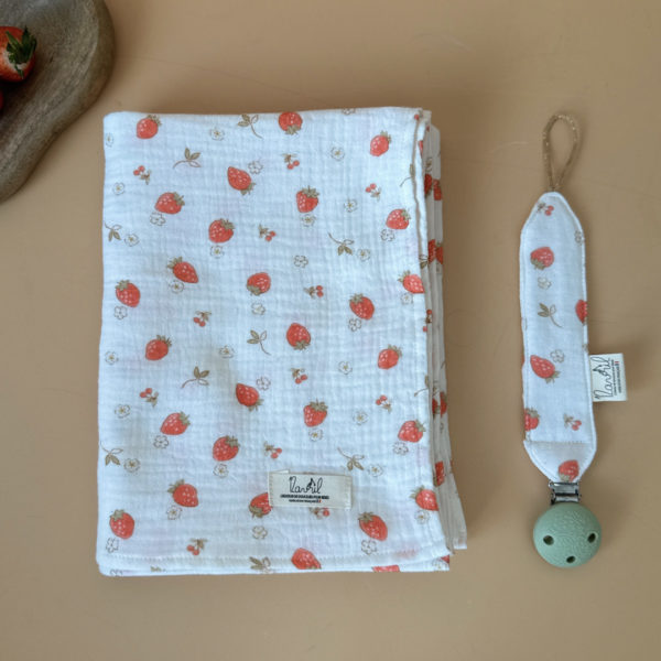 Découvrez le parfait compagnon de douceur pour votre bébé : notre maxi lange en 100% gaze de coton Oekotex, orné de doux imprimés acidulés. Conçu avec soin pour offrir le confort ultime à votre tout-petit, ce lange polyvalent promet une douceur incomparable tout en garantissant la sécurité de la peau délicate de bébé. Avec ses dimensions généreuses, ce lange devient un outil indispensable pour le changement de bébé, offrant une surface ample et délicate pour prendre soin de votre bébé avec tendresse. Mais ce n'est pas tout - sa taille généreuse en fait également un accessoire idéal pour vous couvrir lors des moments de câlin ou d'allaitement avec votre bébé, vous procurant une sensation de confort et de sécurité à chaque instant.