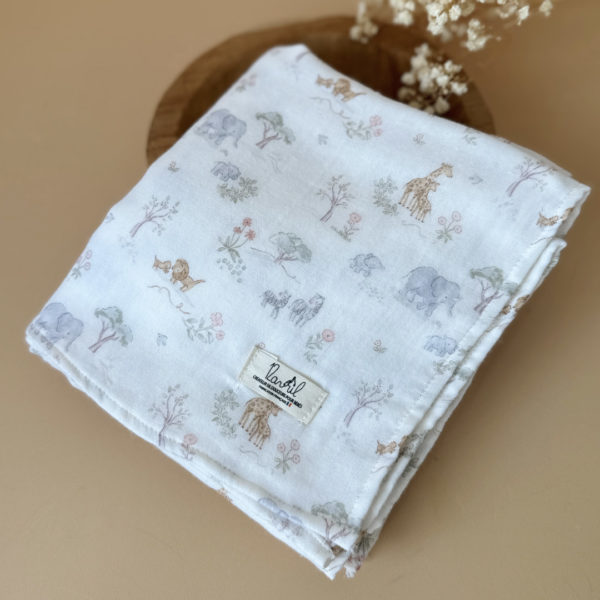 Découvrez le parfait compagnon de douceur pour votre bébé : notre maxi lange en 100% gaze de coton Oekotex, orné de doux imprimés acidulés. Conçu avec soin pour offrir le confort ultime à votre tout-petit, ce lange polyvalent promet une douceur incomparable tout en garantissant la sécurité de la peau délicate de bébé. Avec ses dimensions généreuses, ce lange devient un outil indispensable pour le changement de bébé, offrant une surface ample et délicate pour prendre soin de votre bébé avec tendresse. Mais ce n'est pas tout - sa taille généreuse en fait également un accessoire idéal pour vous couvrir lors des moments de câlin ou d'allaitement avec votre bébé, vous procurant une sensation de confort et de sécurité à chaque instant.