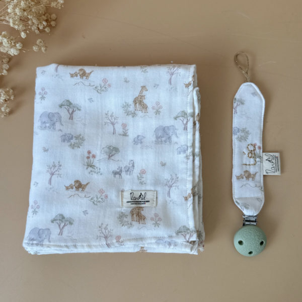 Découvrez le parfait compagnon de douceur pour votre bébé : notre maxi lange en 100% gaze de coton Oekotex, orné de doux imprimés acidulés. Conçu avec soin pour offrir le confort ultime à votre tout-petit, ce lange polyvalent promet une douceur incomparable tout en garantissant la sécurité de la peau délicate de bébé. Avec ses dimensions généreuses, ce lange devient un outil indispensable pour le changement de bébé, offrant une surface ample et délicate pour prendre soin de votre bébé avec tendresse. Mais ce n'est pas tout - sa taille généreuse en fait également un accessoire idéal pour vous couvrir lors des moments de câlin ou d'allaitement avec votre bébé, vous procurant une sensation de confort et de sécurité à chaque instant.