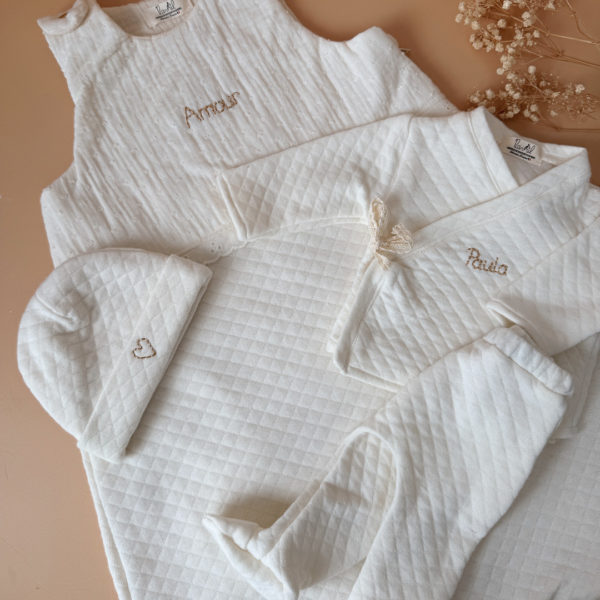 Apportez confort et style à votre bébé durant la saison printemps/été avec cette magnifique gigoteuse, idéale pour des nuits douces et bien au chaud. Équivalent TOG 2 pour des chambres entre 18°C et 22°C. Parfait pour les mois de mai à début septembre. Un joli petit coeur doré surplombe la broderie du prénom de votre choix.